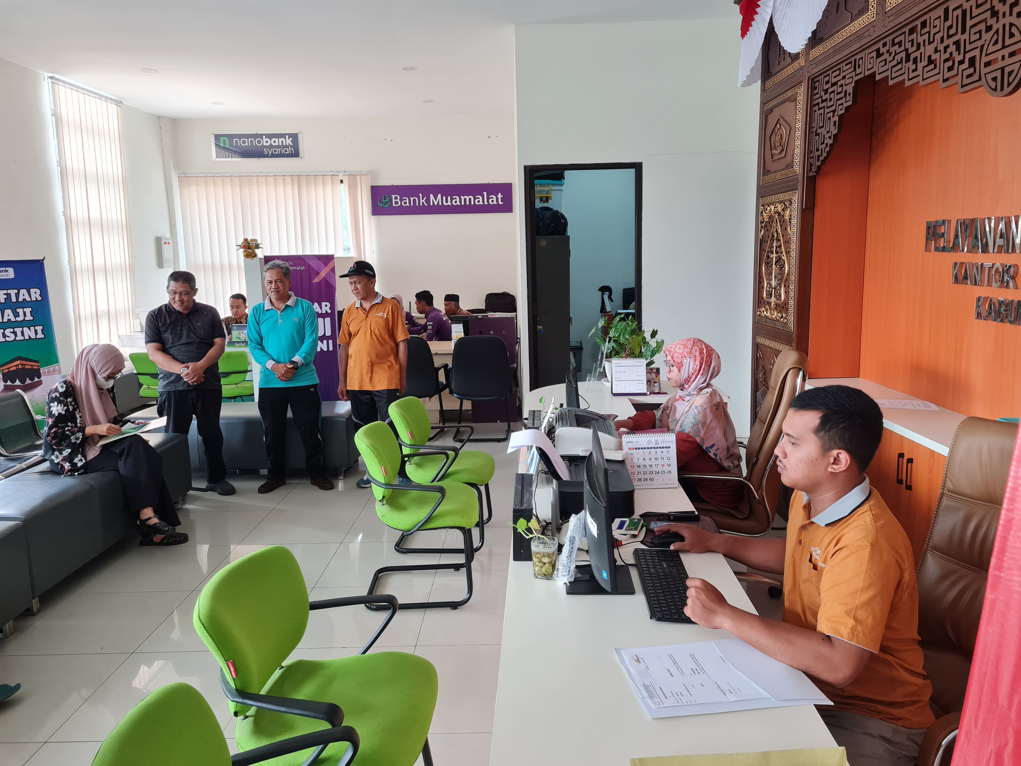 &nbsp;  ANTRE: Warga menyerahkan bukti pelunasan biaya haji reguler 2025 di Kantor Kemenag Kabupaten Magelang.