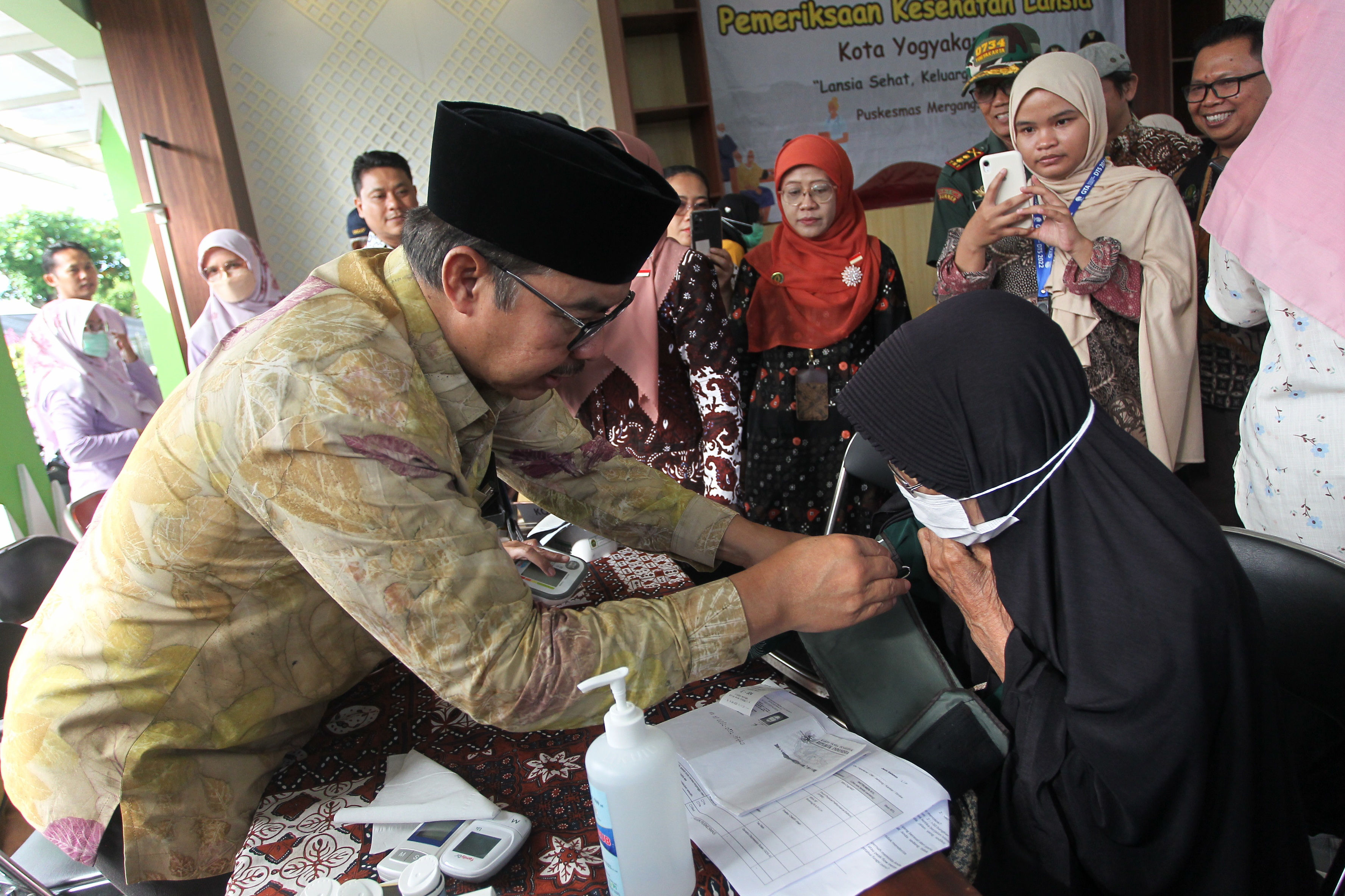 Wali Kota Jogja Hasto Wardoyo memeriksa kondisi kesehatan warga lansia di Kantor Kelurahan Brontokusuman, Kota Jogja, kemarin (15/4).