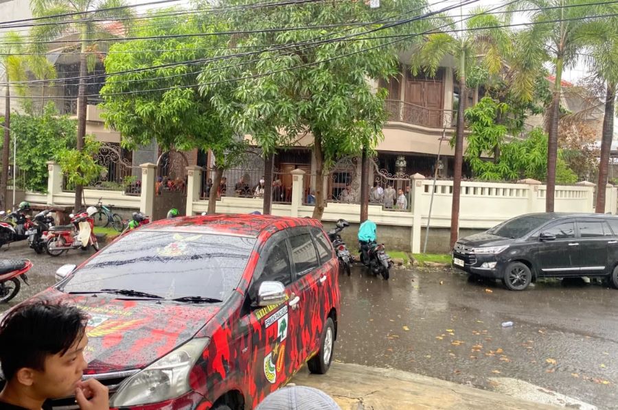 Puluhan anggota ormas Pemuda Pancasila berjaga di sekitar rumah La Nyalla Mahmud Mattalitti saat penggeledahan KPK, Senin (14/4).