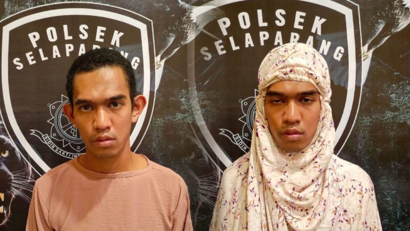 Pria yang menyamar sebagai perempuan.