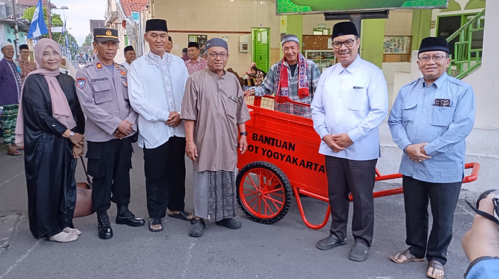 Wali Kota Jogja Hasto Wardoyo saat menyerahkan gerobak sampah kepada perwakilan warga Kampung Ketanggungan, Wirobrajan pada Selasa (15/4/2025).