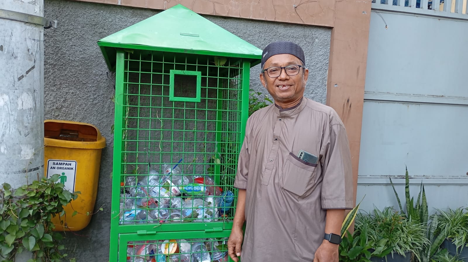 Takmir Masjid Al Baroqah Warrohmah Kampung Ketanggungan Wirobrajan Supriadi saat menunjukkan tempat penampungan sampah botol bekas pada Selasa (15/4/2025).