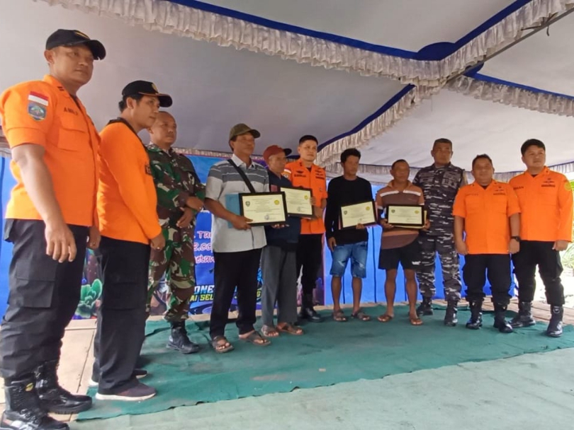 Kepala Kantor Basarnas Cilacap M Abdullah menyerahkan penghargaan kepada Kemijo alias Mbah Jo bersama rekannya karena telah menyelamatkan nyawa wisatawan di Pantai Ketawang.
