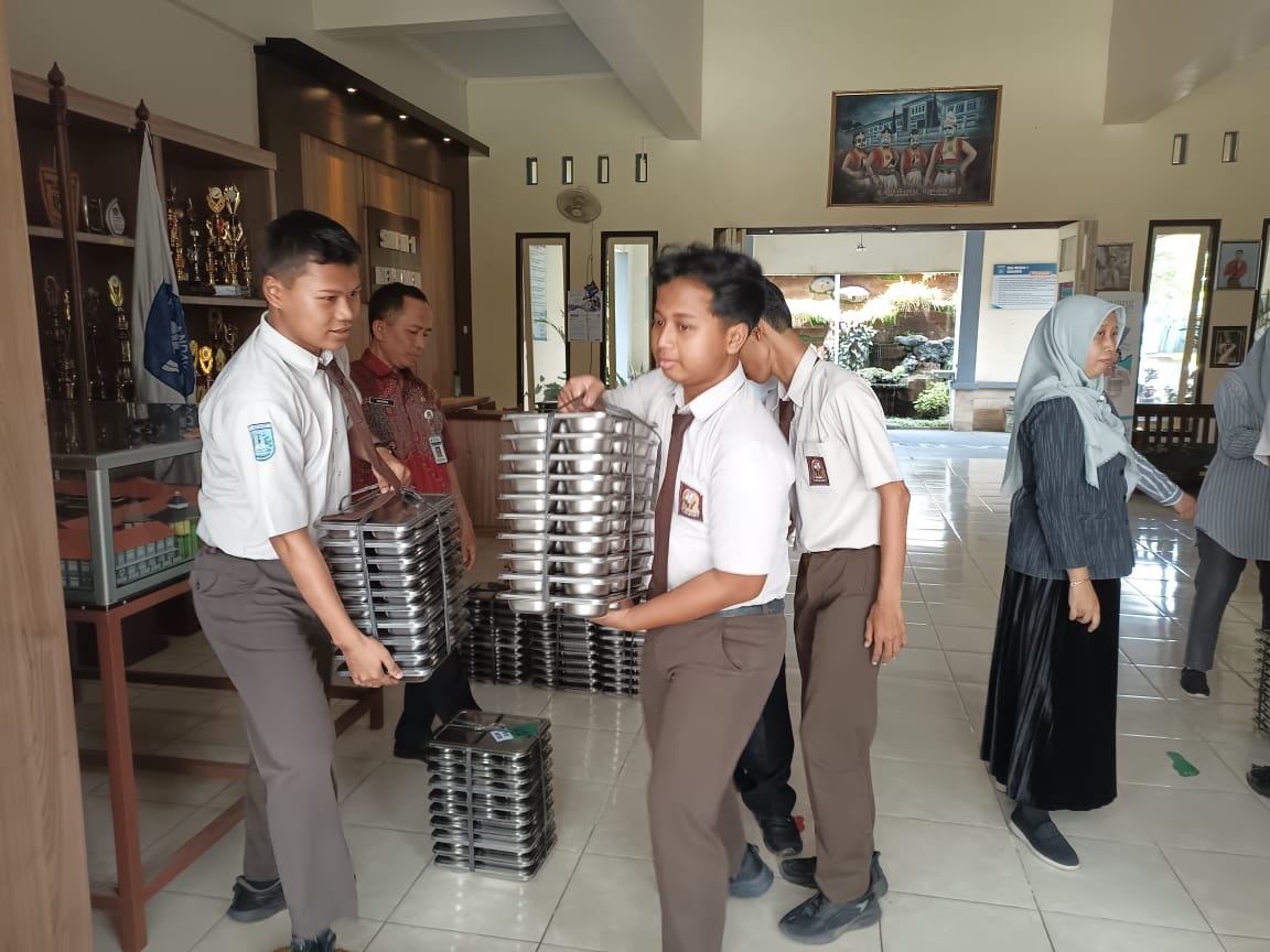 Siswa SMAN 1 Kebumen kembali menyambut program Makan Bergizi Gratis (MBG) pasca libur lebaran.