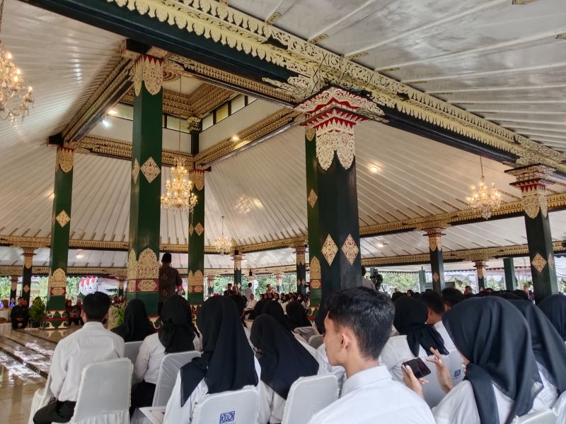 SIMBOLIS: Kegiatan penyerahan surat keputusan pada CPNS di Kabupaten Sleman Selasa (15/4).