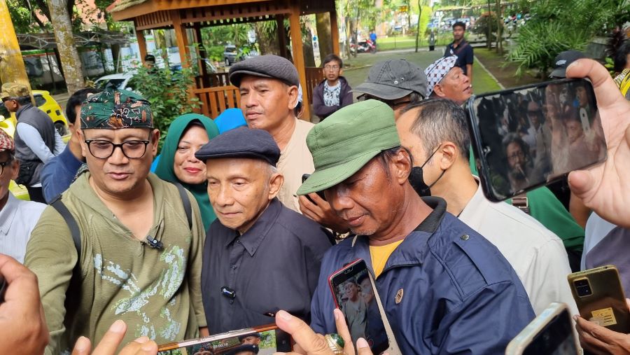Tokoh Reformasi yang juga Ketua Majelis Syura Partai Ummat Amien Rais hadir bersama Tim Pembela Ulama dan Aktivis (TPUA) dalam seruan aksi soal legalitas ijasah Jokowi di