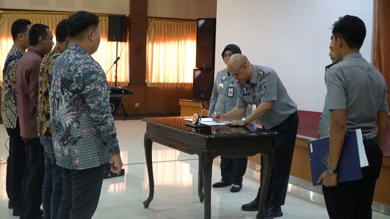 MOU: Kepala Kanwil Kemenkum DIY Agung Rektono Seto menandatangani naskah perjanjian kerja sama dengan 26 organisasi bantuan hukum se-DIY Selasa (15/4).