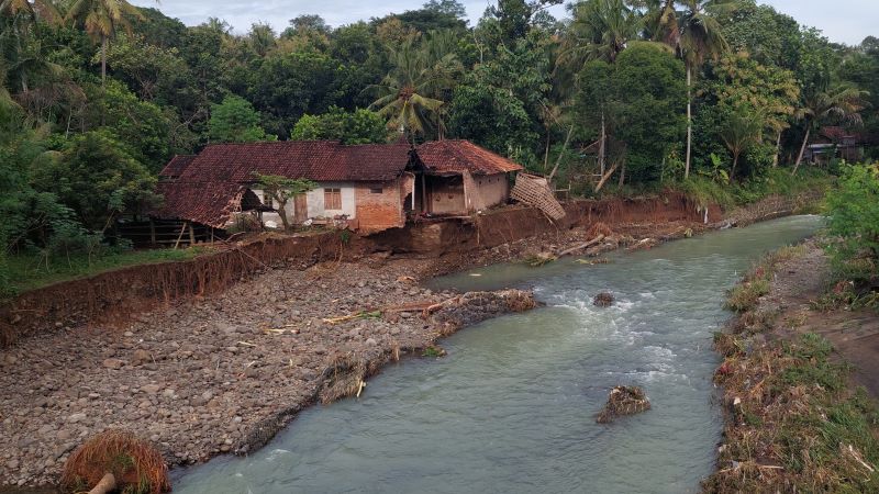 TERANCAM: Rumah Ponimin yang terancam ambrol setelah pondasi terkikis luapan sungai.&nbsp;