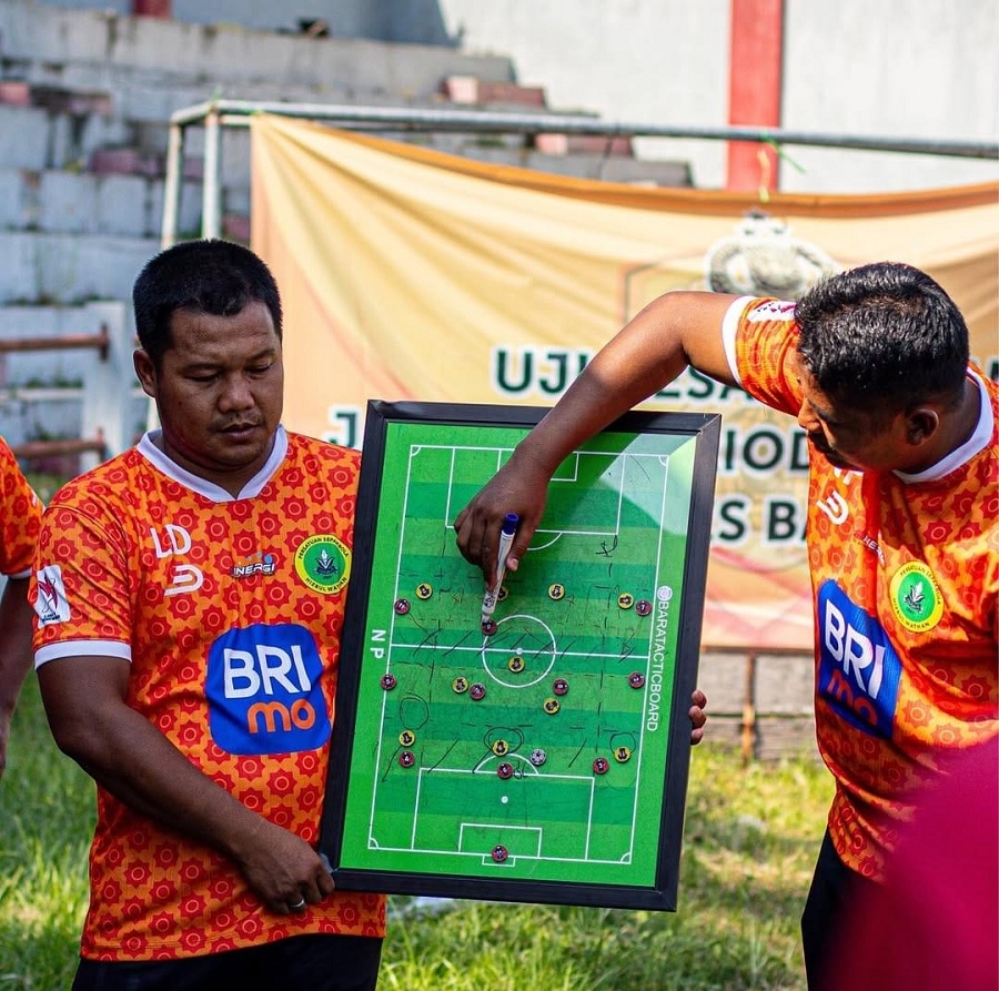 TARGETKAN JUARA: Pelatih kepala PS HW UMY Nopendi saat memberikan instruksi pemain. Tim sepak bola ini menargetkan lolos babak 32 besar Liga 4 Seri Nasional musim 2024/2025.