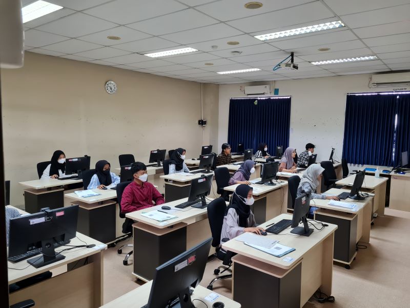 FOKUS: Para peserta UTBK SNBT di Untidar tengah mengerjakan ujian pada 2024 lalu.