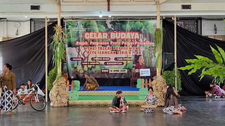 Guntur Aga <gunturaga.photo@gmail.com> 6:36 PM (2 hours ago) to me  Siswa dan siswi SMP Stella Duce 2 Kota Jogja menampilkan gelar budaya Rabu (16/4/2025).