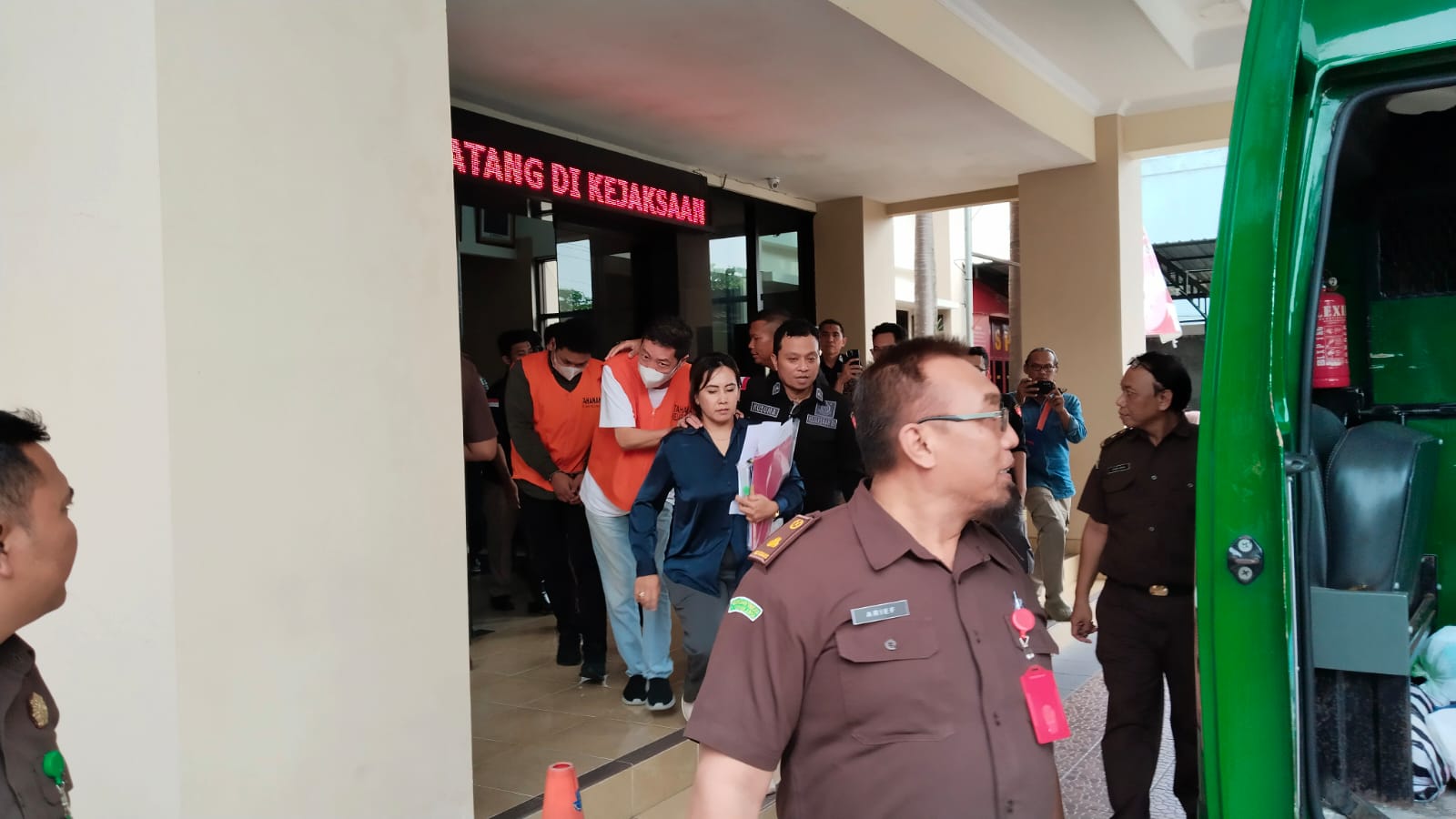 Proses penahanan Lurah Trihanggo dan pengusaha kelab malam.