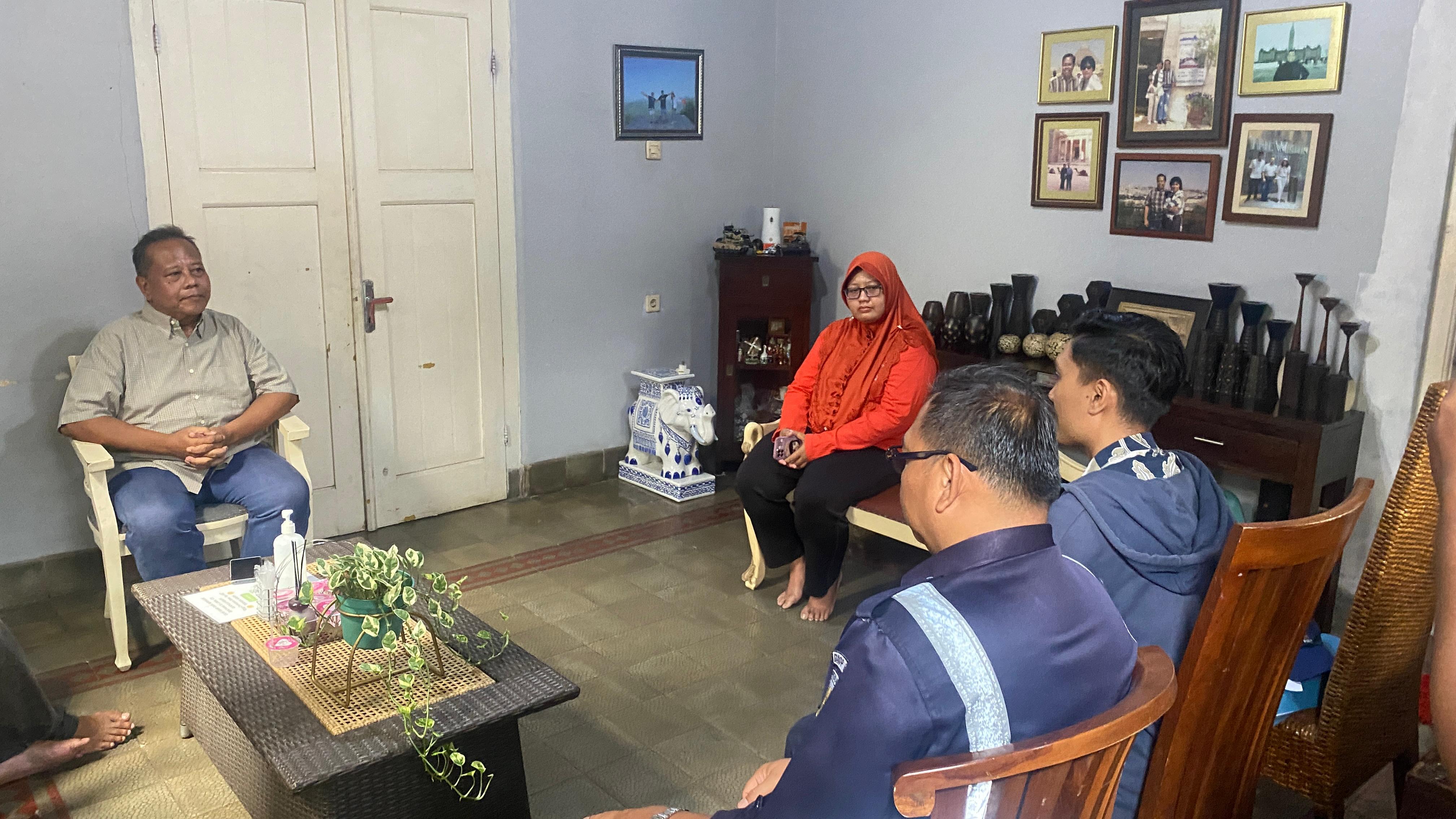 Perwakilan PT KAI mendatangi kediaman Ketua RW 01 Bausasran Anton Handriutomo untuk menyampaikan rencana agenda pengukuran hari ini, Rabu (16/4/2025).