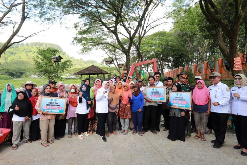 BERI PERHATIAN: Bupati Kebumen Lilis Nuryani secara simbolis menyerahkan gajinya untuk pemulung di TPA Semali, Sempor.