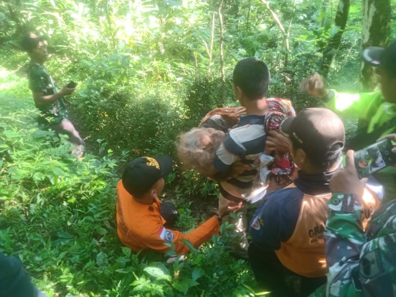 EVAKUASI: Tim SAR gabungan berhasil menemukan Sakinem, 87, lansia asal Desa Sedayu, Kecamatan Loano yang dilaporkan hilang di dalam hutan.