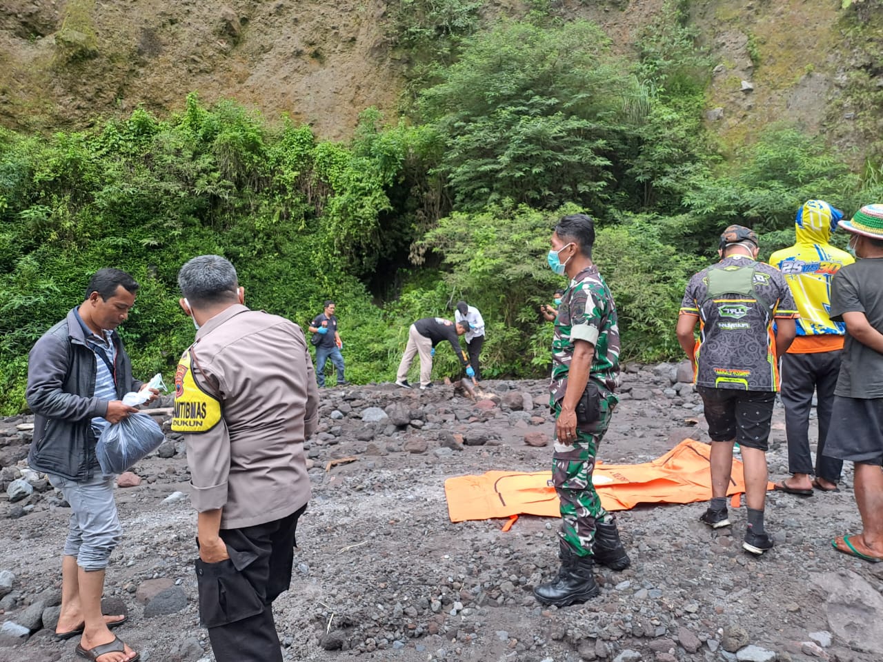 OLAH TKP: Sesosok mayat ditemukan di aliran Sungai Senowo, Dusun Trono, Krinjing, Dukun pada Kamis (17/4).