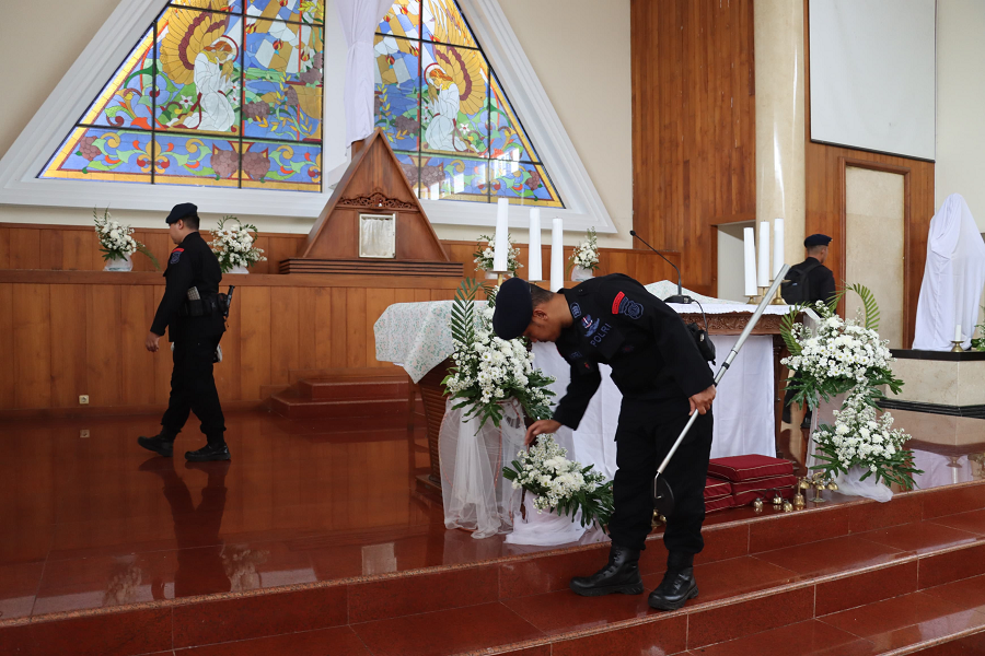 Jajaran personel tengah melakukan pengecekan salah satu Gereja di Bantul menyambut perayaan paskah 2025.