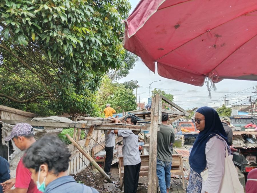 Proses pemindahan pedagang pisang