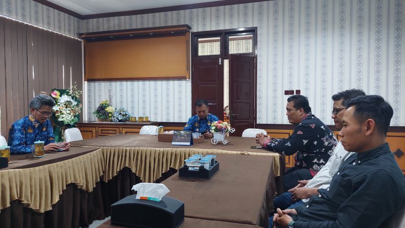 DISKUSI: Wabup Ambar Purwoko saat ditemui tim Radar Jogja disela-sela kesibukannya.