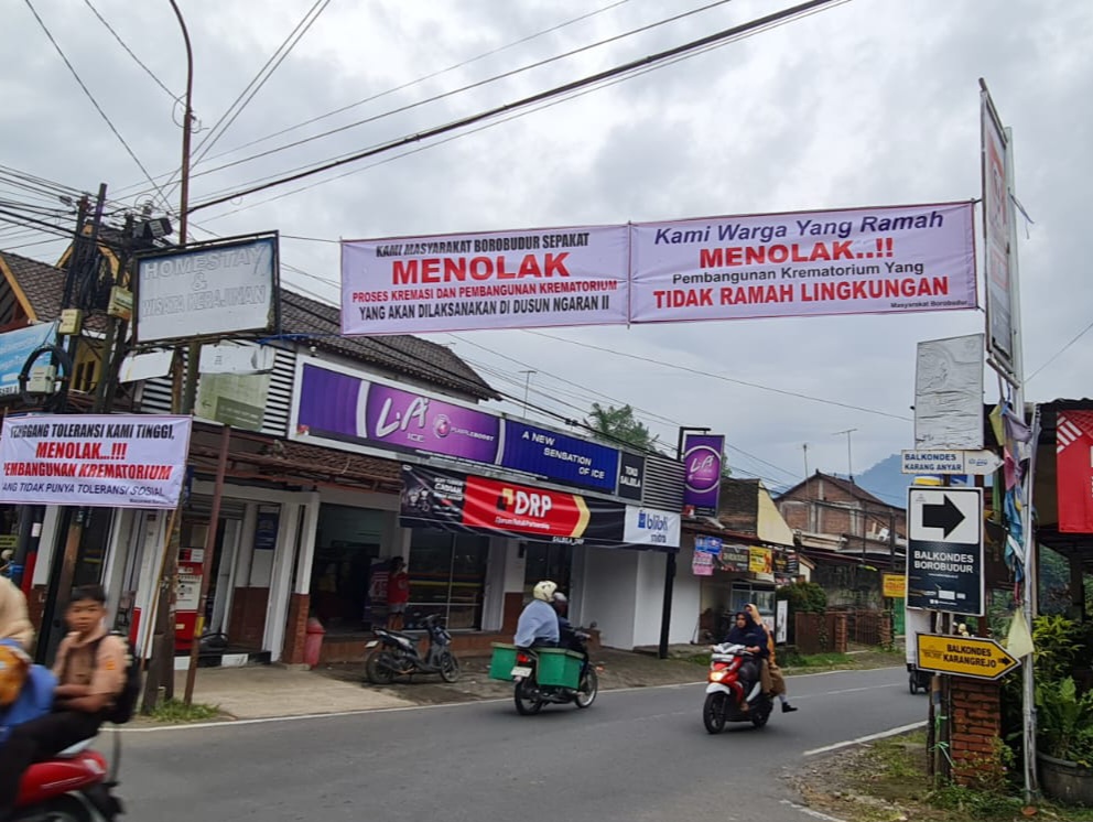 PASANG SPANDUK: Warga Ngaran II memasang spanduk penolakan rencana kremasi di beberapa titik.