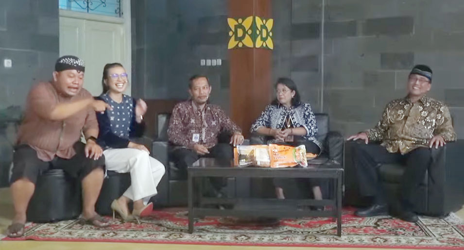 GO INTERNATIONAL: Paniradya Pati Paniradya Kaistimewan DIY Aris Eko Nugroho, Kepala DinkopUKM DIY Srie Nurkyatsiwi, dan Lurah Trimurti Agus Purwaka menjadi narasumber Rembag Kaistimewan.