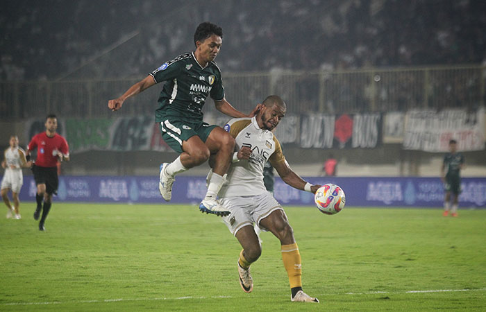 BIKIN PELANGGARAN: Pemain PSS Sleman Achmad Figo melanggar striker Dewa United Alex Martin Ferreira yang menyebabkan PSS dihukum tendangan penalti di MagIS, Sleman, tadi malam (17/4).