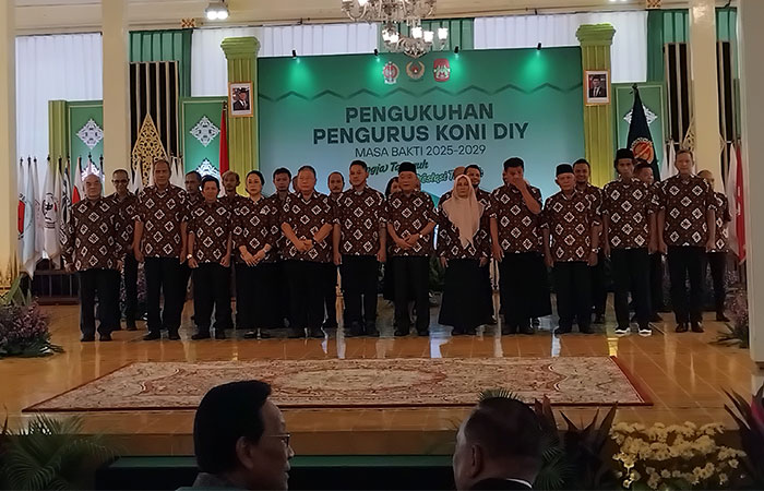 NAKHODA BARU: Jajaran pengurus KONI DIJ periode 2025-2029 saat berfoto bersama di Bangsal Kepatihan, kemarin (17/4) siang.