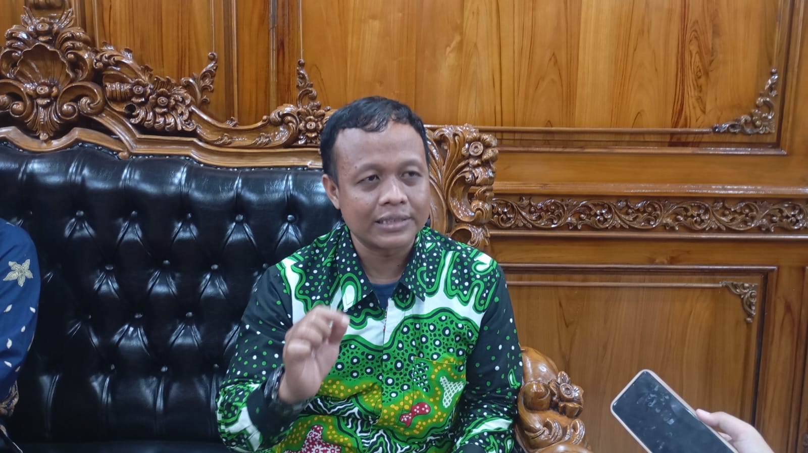 Anggota DPRD Kota Jogja dari Partai Kebangkitan Bangsa (PKB) Solihul Hadi saat menyampaikan keterangannya, Kamis (17/4/2025).