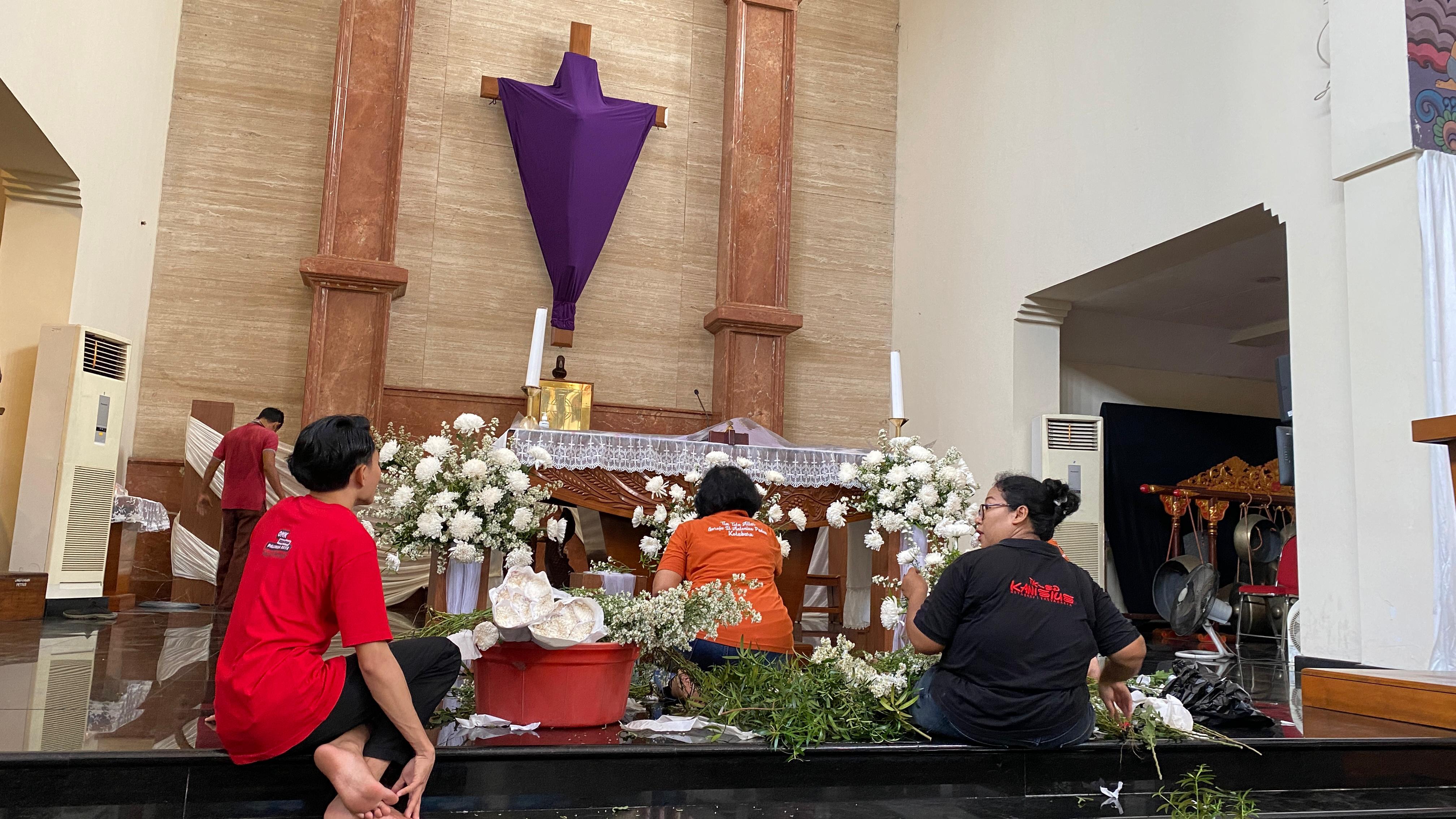 Persiapan rangkaian ibadah Paskah di Gereja Santo Antonius Padua, Kotabaru, Jogja, Kamis (17/4/2025).