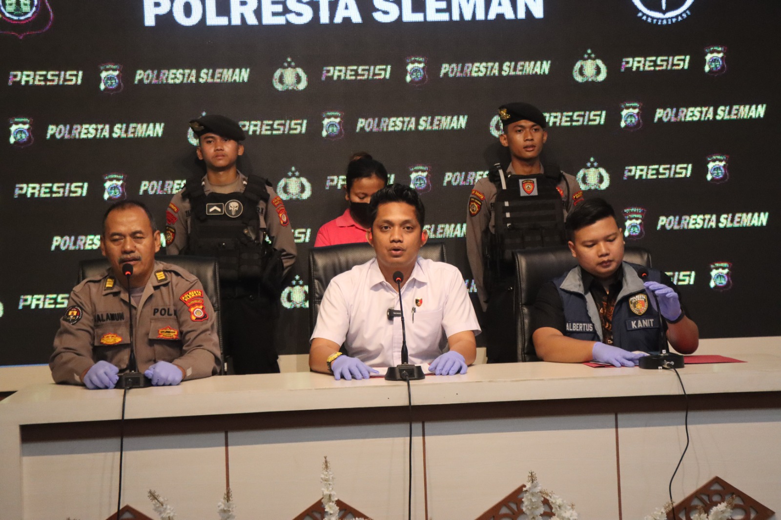 TEGANYA: Pelaku FR, 37, dihadirkan di Mapolresta Sleman dalam jumpa pers kasus penganiayaan terhadap anak tirinya, Kamis (17/4).  &nbsp;