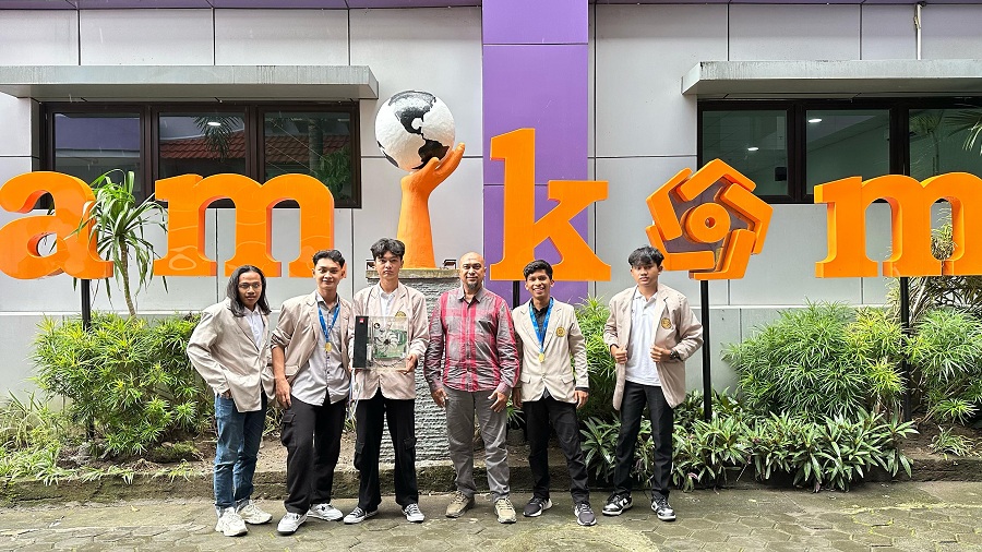 Caption: Tim mahasiswa Universitas Amikom Jogjakarta dengan perolehan medali emas lewat inovasi platfrom pendidikan digital bagi pemuda desa.