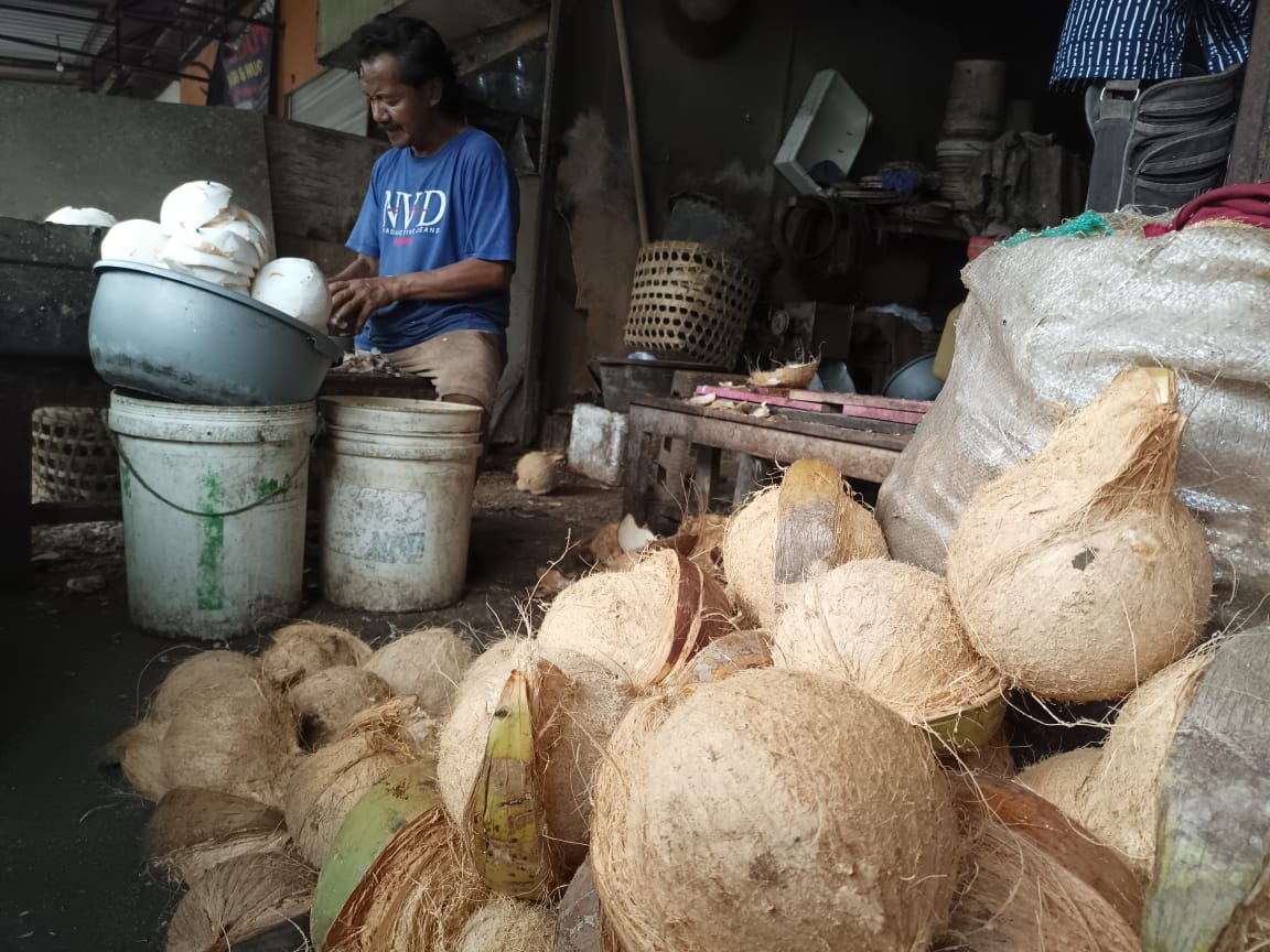 Pengusaha penggilingan kelapa di Pasar Tumenggungan menyebut harga kelapa naik hingga tiga kali lipat.
