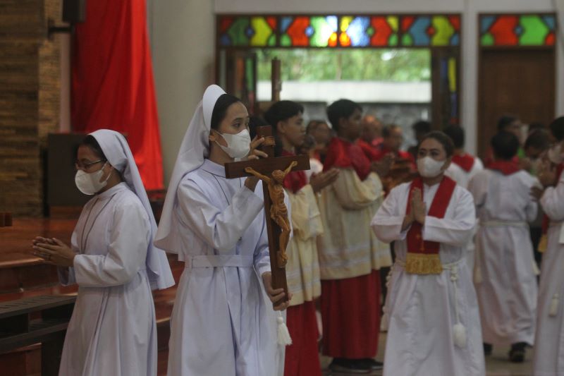 Umat memberikan penghormatan salib Yesus dalam ibadat Jumat Agung, di Gereja Kristus Raja Baciro, Kota Jogja, Jumat (18/3).