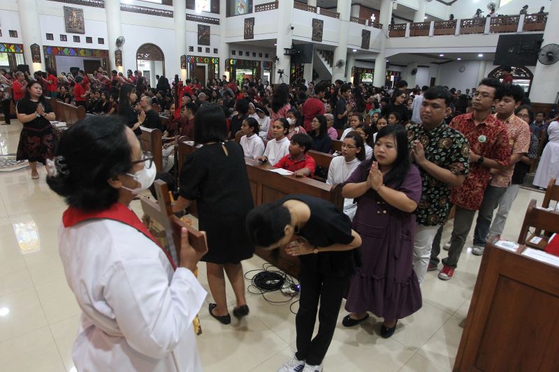 Umat memberikan penghormatan salib Yesus dalam ibadat Jumat Agung, di Gereja Kristus Raja Baciro, Kota Jogja, Jumat (18/3).