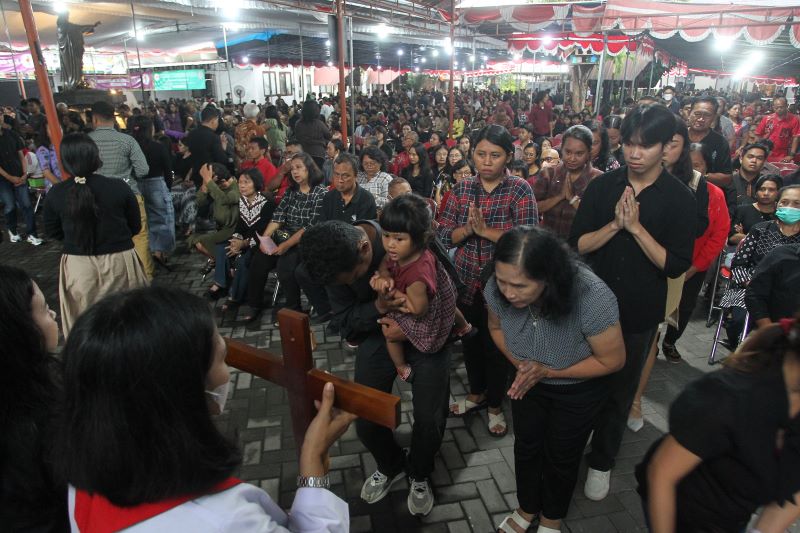 Umat memberikan penghormatan salib Yesus dalam ibadat Jumat Agung, di Gereja Kristus Raja Baciro, Kota Jogja, Jumat (18/3).