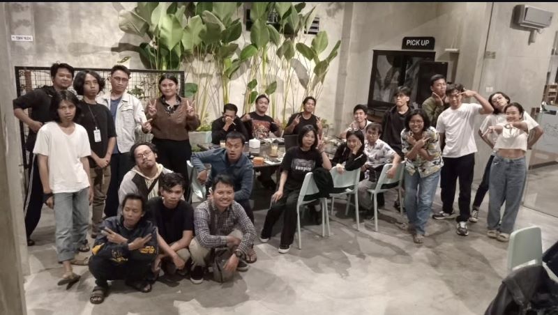 FOKUS: Anggota Komunitas Sketsa Pulang Kerja saat menggambar dan berkumbul bersama setiap Rabu.