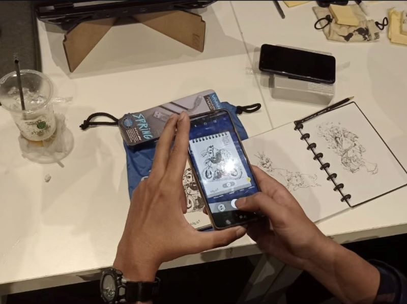 FOKUS: Anggota Komunitas Sketsa Pulang Kerja saat menggambar dan berkumbul bersama setiap Rabu.