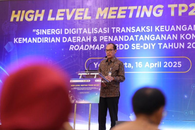 Kepala Perwakilan Bank Indonesia DIY Ibrahim saat menyampaikan sambutan dalam acara High Level Meeting Tim Percepatan dan Perluasan Digitalisasi Daerah (TP2DD) se-DIY 2025 di Hotel Royal Ambarrukmo.