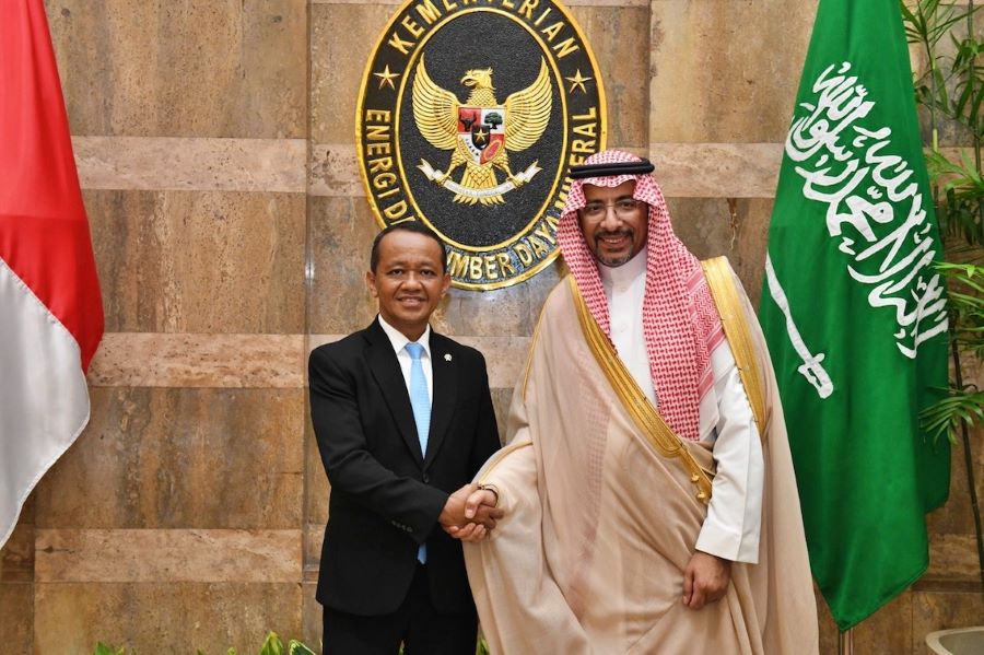 Mentri Arab Saudi Al Korayef dan Mentri ESDM Bahil Lahadlia.