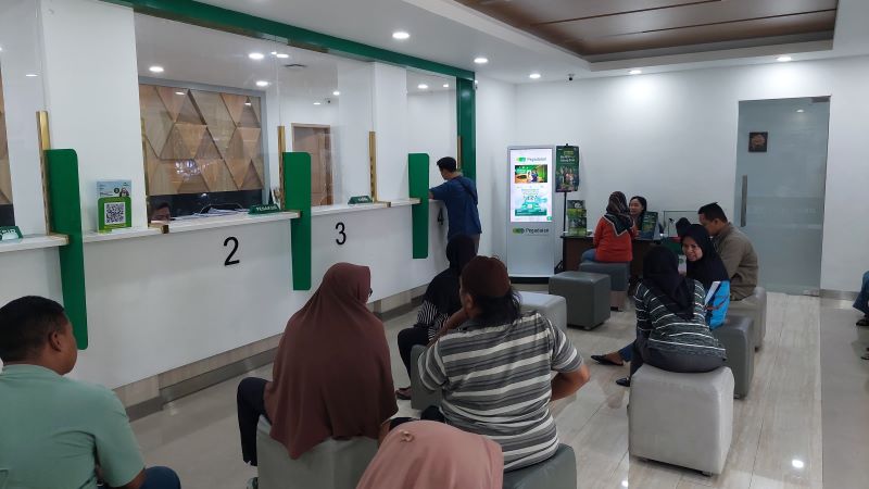 ANTRI: Nasabah pegadaian mengantri membeli emas di Kantor Pegadaian Wates.&nbsp;