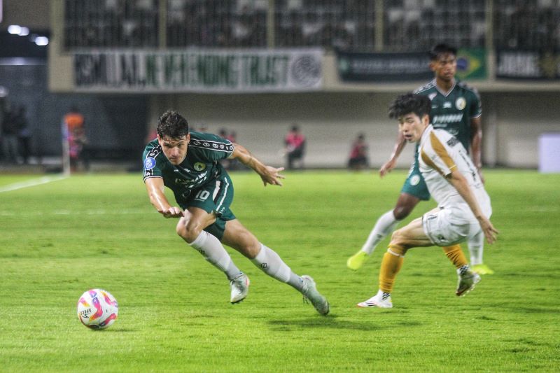 PSS Sleman saat melawan Dewa United di Maguwoharjo International Stadium (MagIS), Kamis (17/4) malam