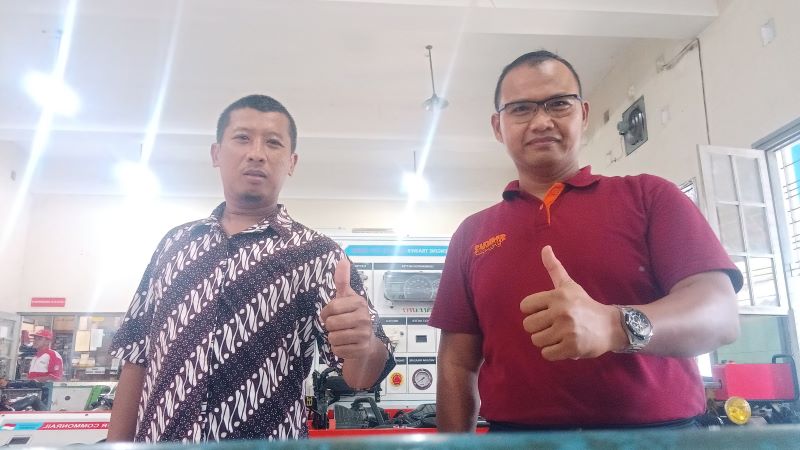 Tenaga Pendidik SMKN 2 Jogja Leka Asganu (batik) dan Guru Teknik Kendaraan Ringan Otomotif SMKN 2 Jogja Bangun Estutomo Bangun Estutomo (kaus merah)