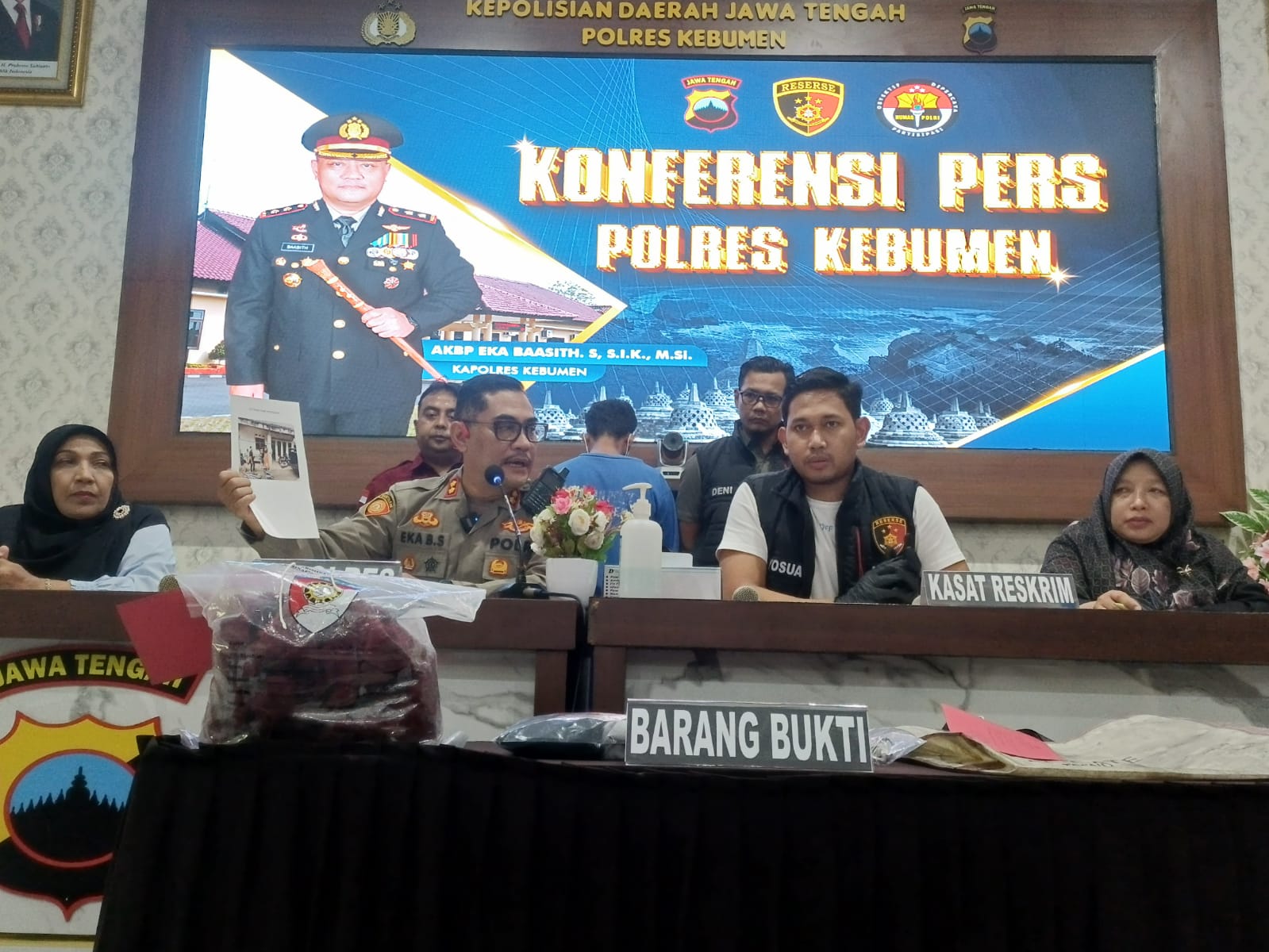 Kapolres Kebumen AKBP Eka Baasith memimpin konferensi pers pengungkapan kasus penelantaran bayi hasil hubungan gelap antara kepala sekolah dan warga di Kecamatan Karanganyar.