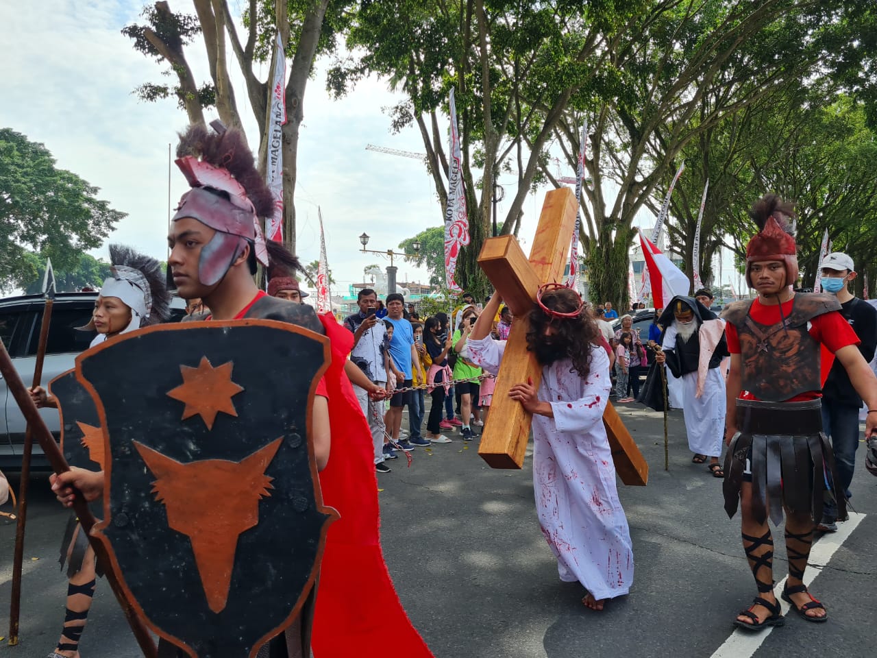 VISUALISASI: Ratusan umat Katolik di Magelang mengikuti relfeksi sengsara dan kematian Yesus Kristus, Jumat (18/4/2025).