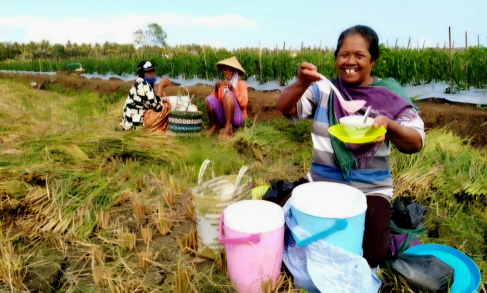 BERJUALAN: Warga Ngentakrejo menjajakan dawetnya ke petani.