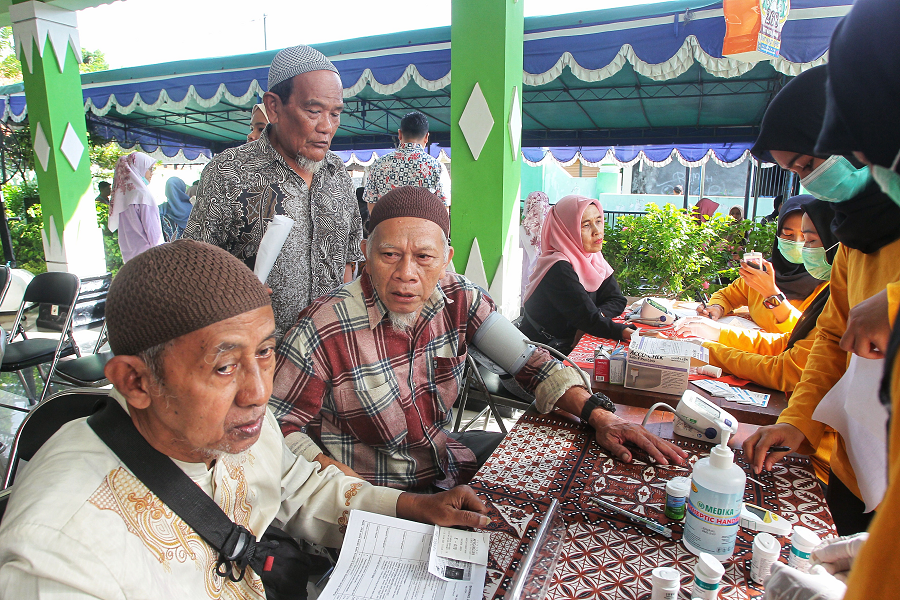 Warga lansia memperoleh layanan pemeriksaan kesehatan secara gratis dari Pemkot Jogja, di Kantor Kelurahan Brontokusuman, Kota Jogja, Jumat (15/4/2025).