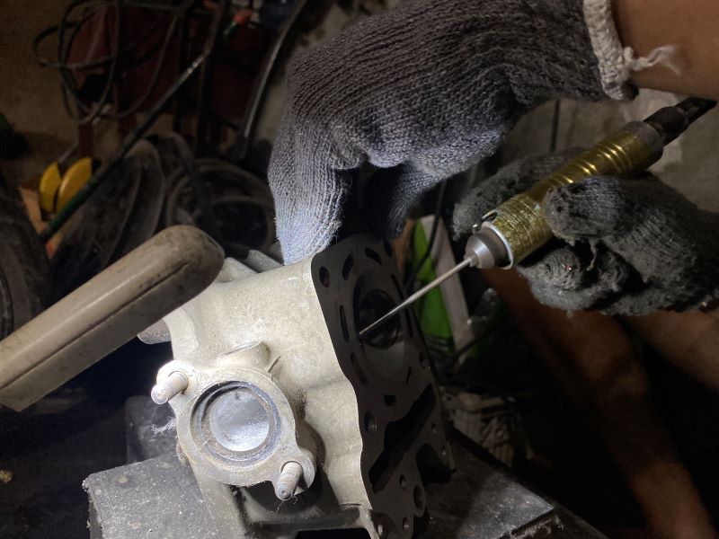 FOKUS: Pemilik bengkel motor GYN Manual Tech Garindra Tegar Indriansyah sedang melakukan kolter pada mesin Vario 125.
