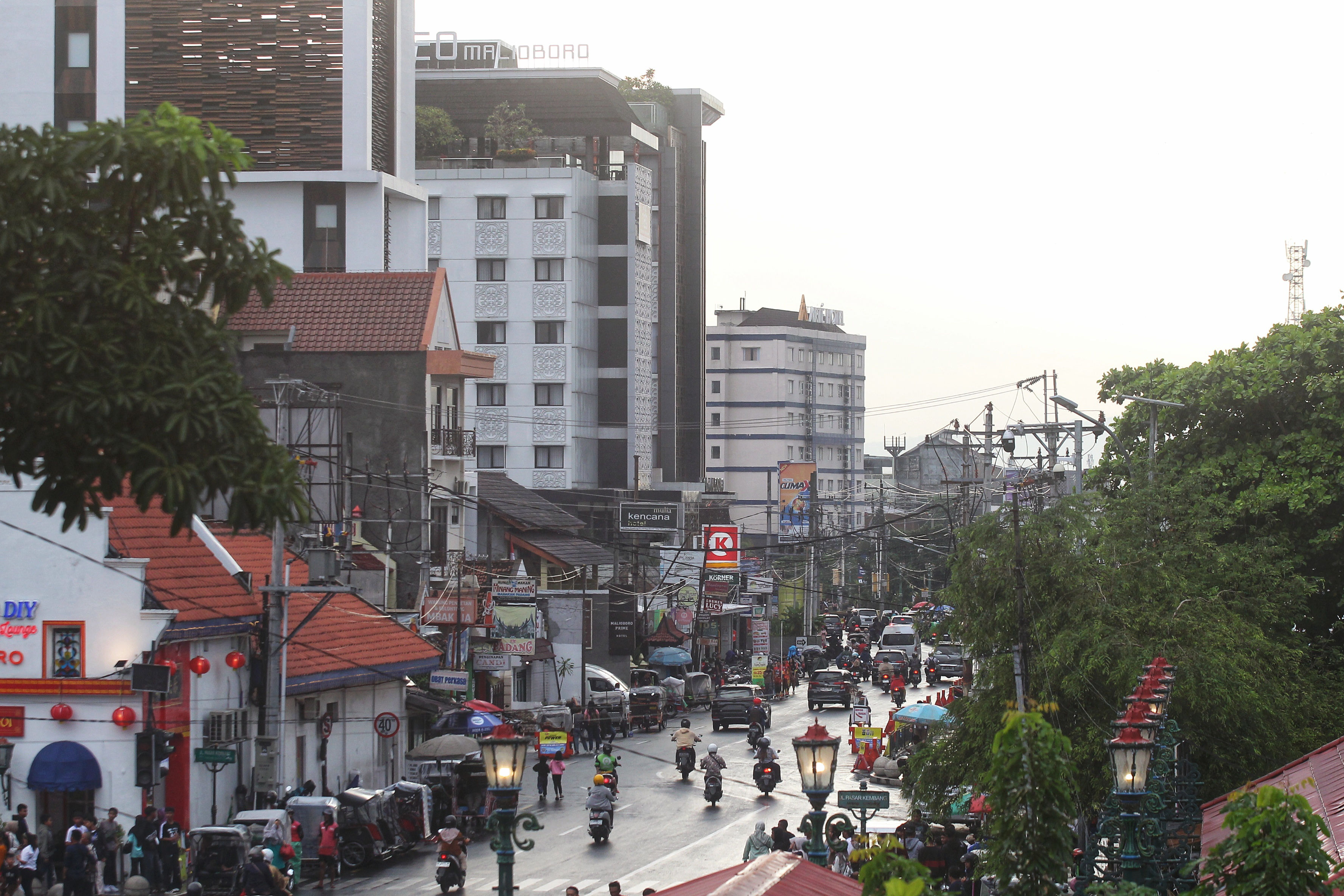 TEMPAT SINGGAH: Sejumlah bangunan hotel yang berada di Jalan Pasar Kembang, Kota Jogja beberapa waktu lalu.