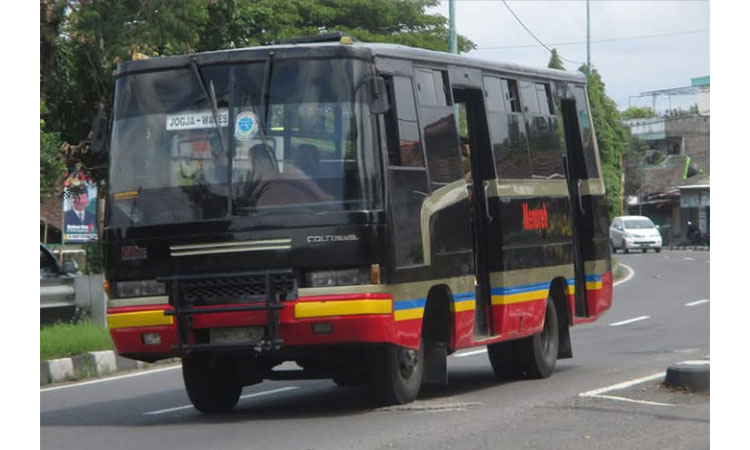 Bus Menoreh dengan jurusan Jogja-Wates adalah salah satu pilihan transportasi umum favorit pada jamannya. Bus ini biasanya beroperasi dari Terminal Giwangan Jogja menuju Wates atau sebaliknya.