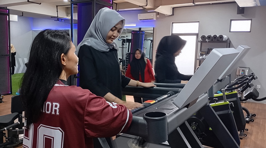 SEHAT: Pegiat olahraga kebugaran Aulia Nathania saat melakukan olahraga di gym khusus perempuan WZone Gym Studio,&nbsp;Minggu&nbsp;(20/4/2025).
